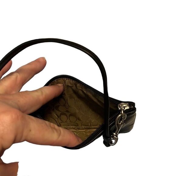 Coach, black leather wristlet - Picture 2 of 4